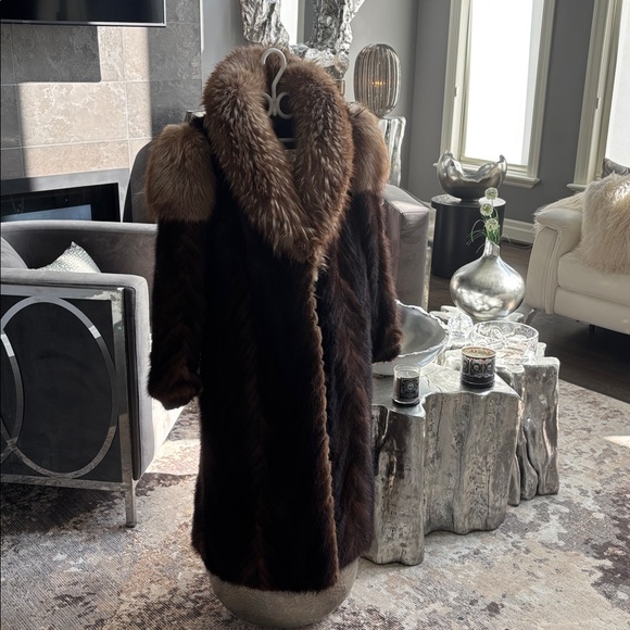 Oh my gosh look at this size small /medium
Mink fox mix genuine fur 1980s - Picture 13 of 17